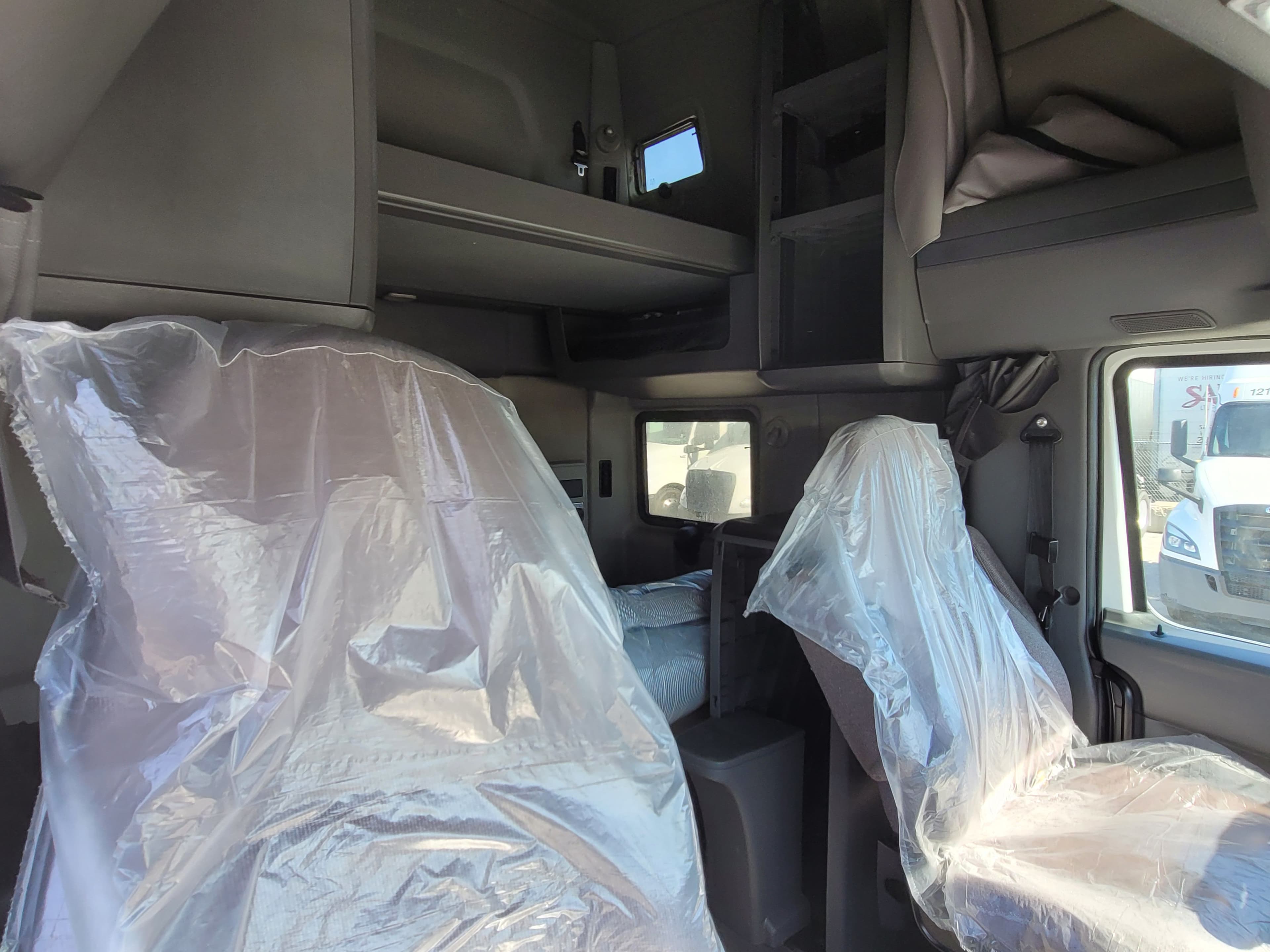 2022 International LT image 9