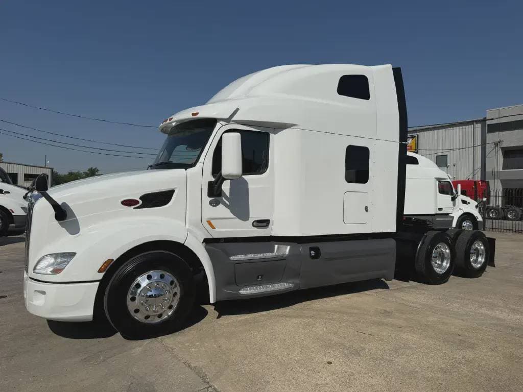 2022 Peterbilt 579 image 8