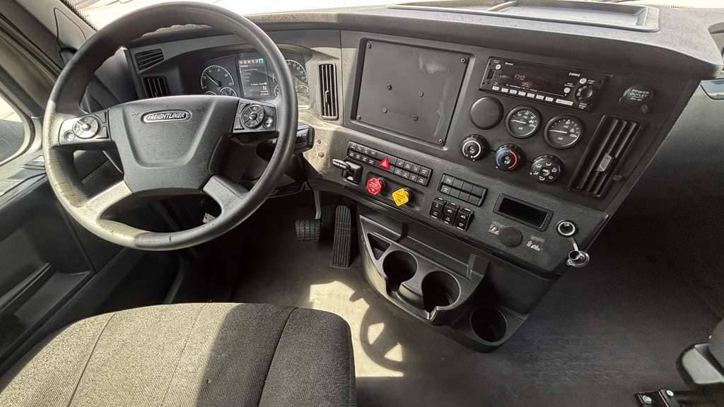 Used 2024 FREIGHTLINER PT126064ST image 21