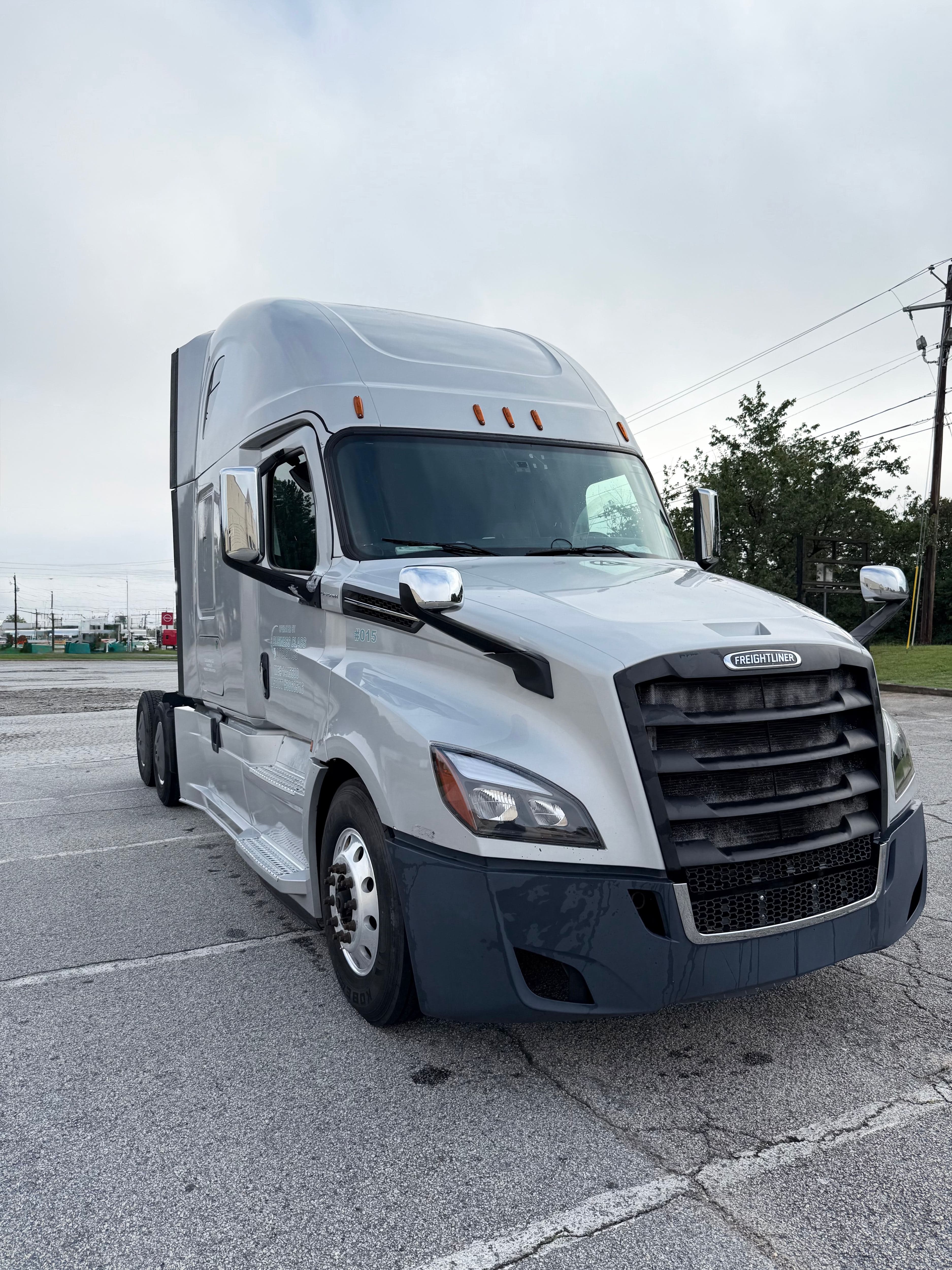 2019 Freightliner Cascadia 126 image 2