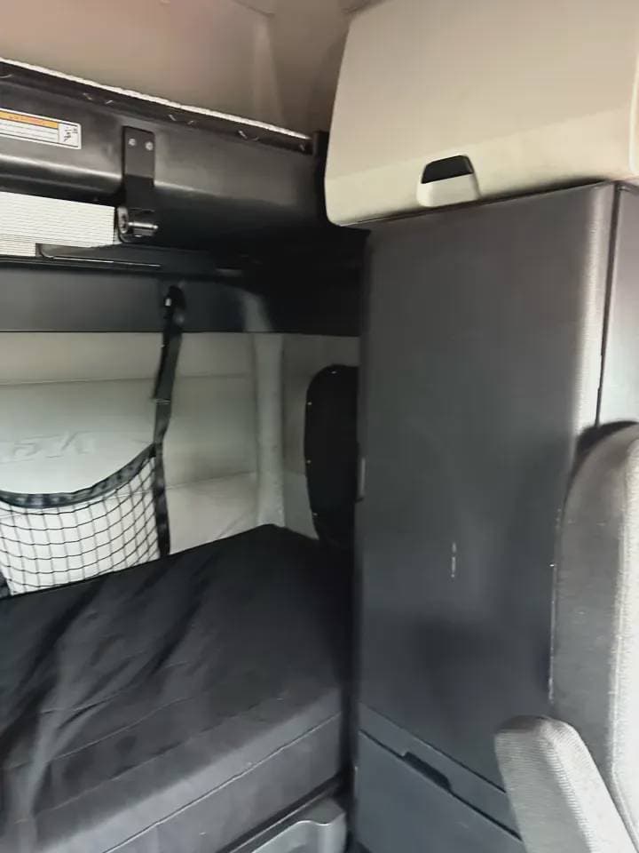 2020 Freightliner Cascadia image 8