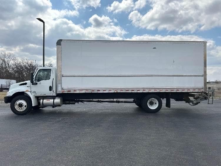 2022 International MV607 Box Truck - 220HP, 6 Speed Automatic, Roll up Door image 4