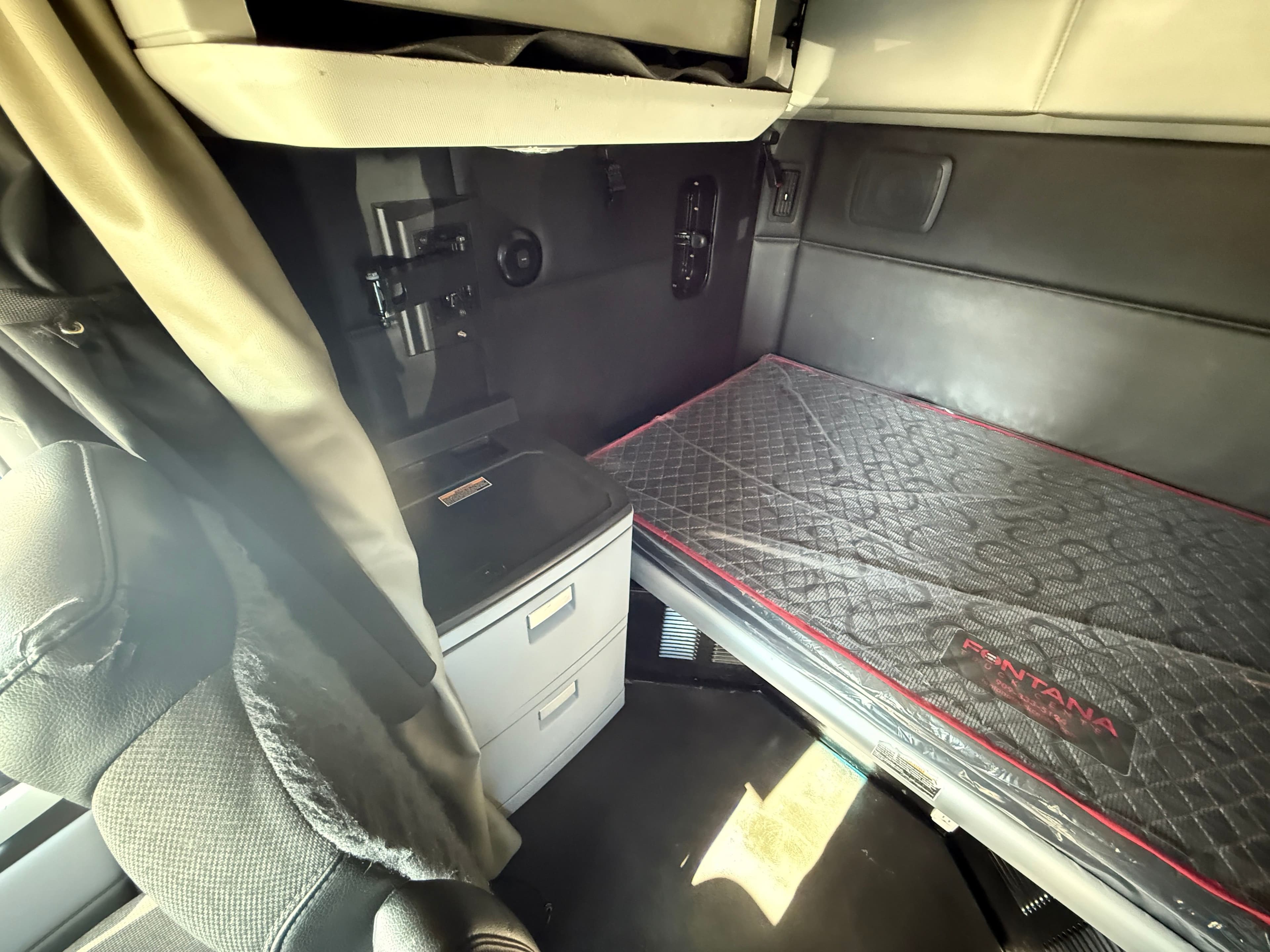 2022 Kenworth T680 image 10