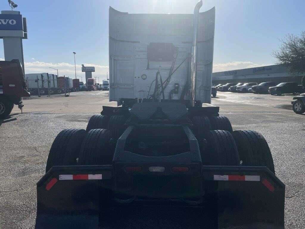 2020 Volvo VNL image 8