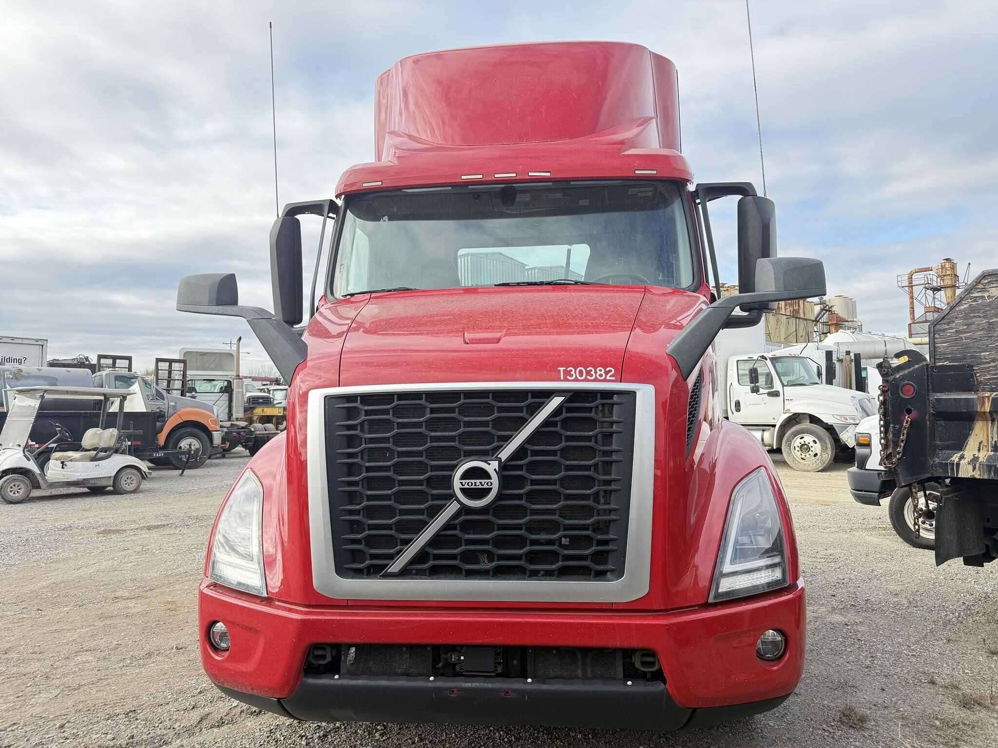 2022 Volvo VNR image 5