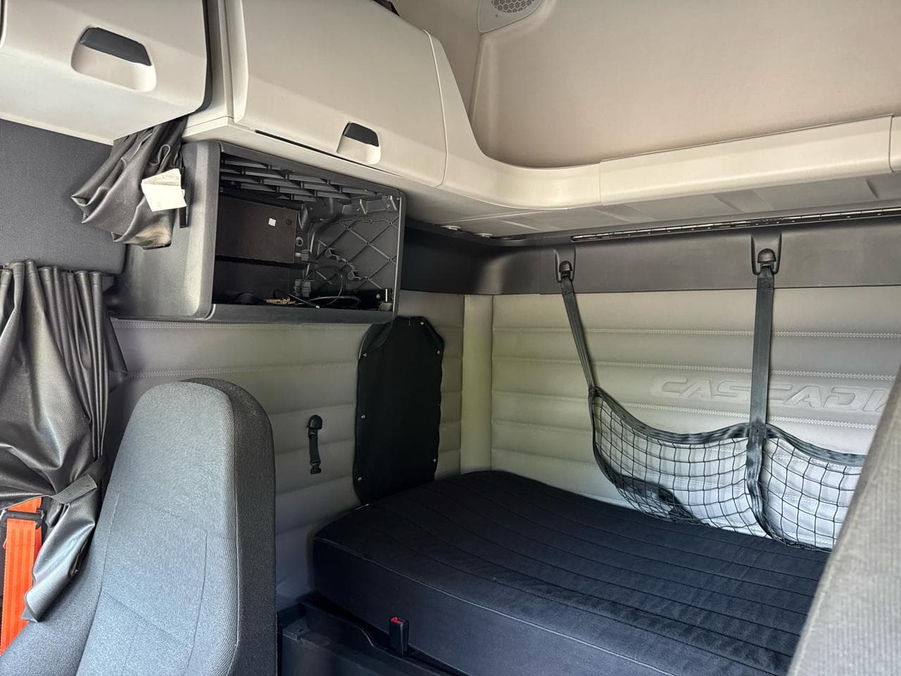 2020 Freightliner Cascadia image 8
