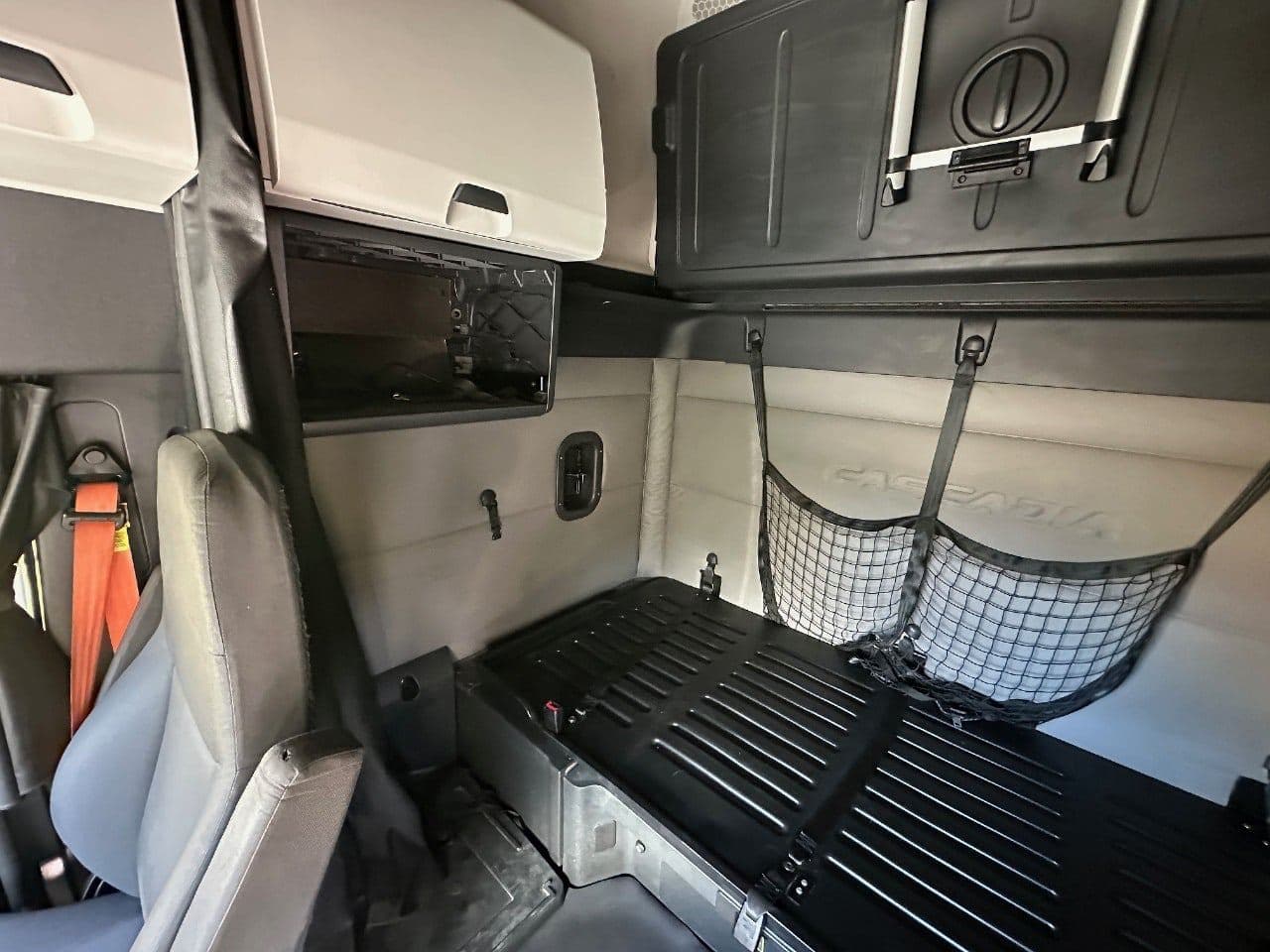2019 Freightliner Cascadia 126 image 26