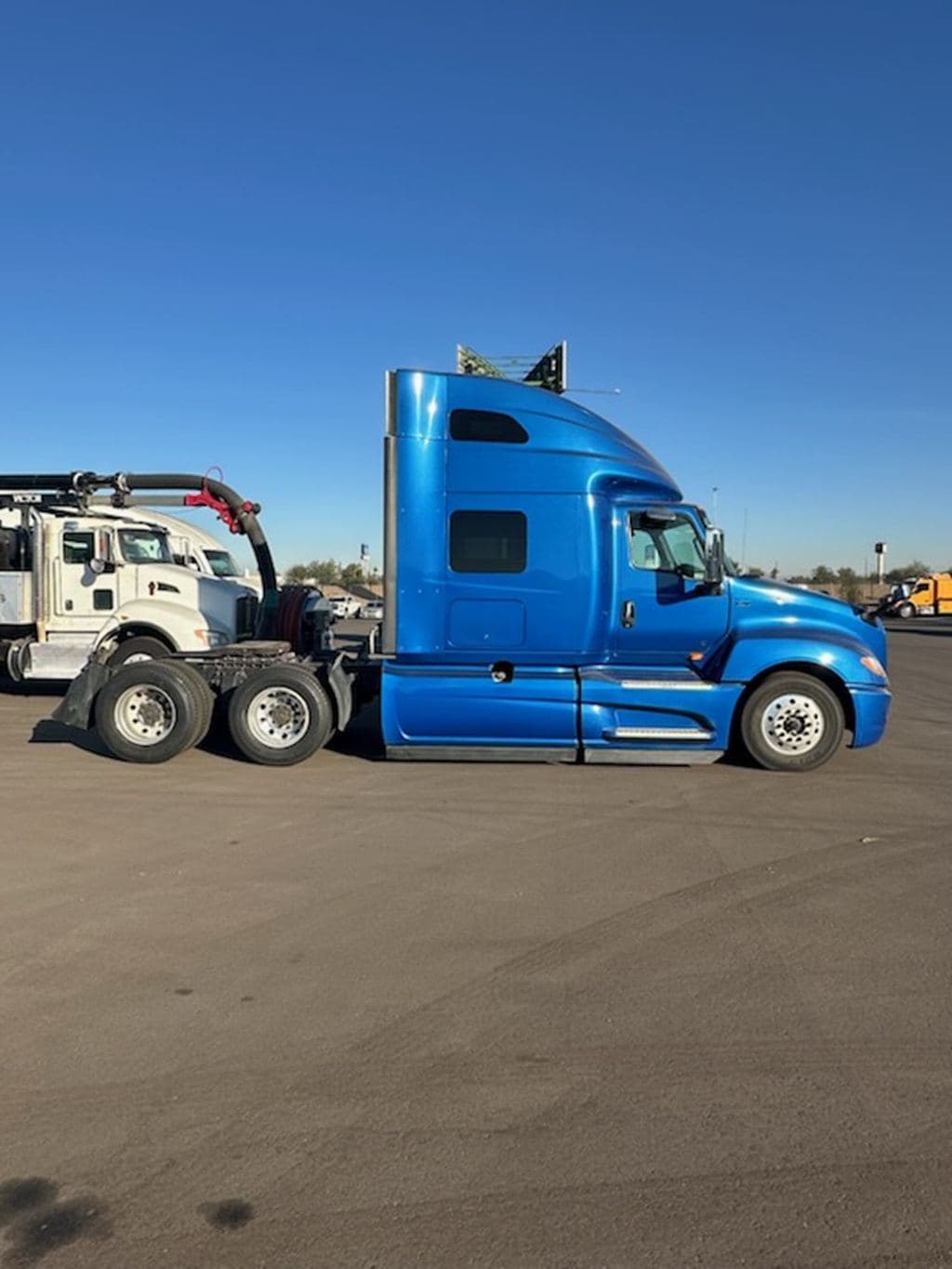 Used 2022 INTERNATIONAL LT625 image 1
