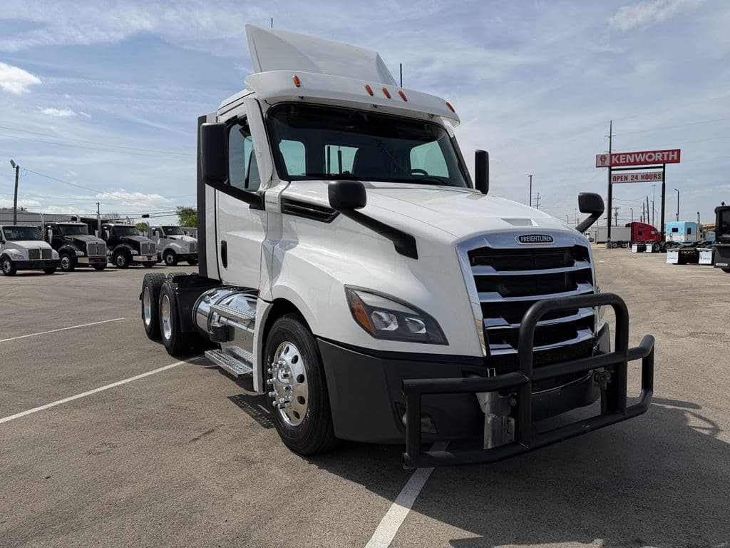 Used 2022 FREIGHTLINER PT126064S T image 1