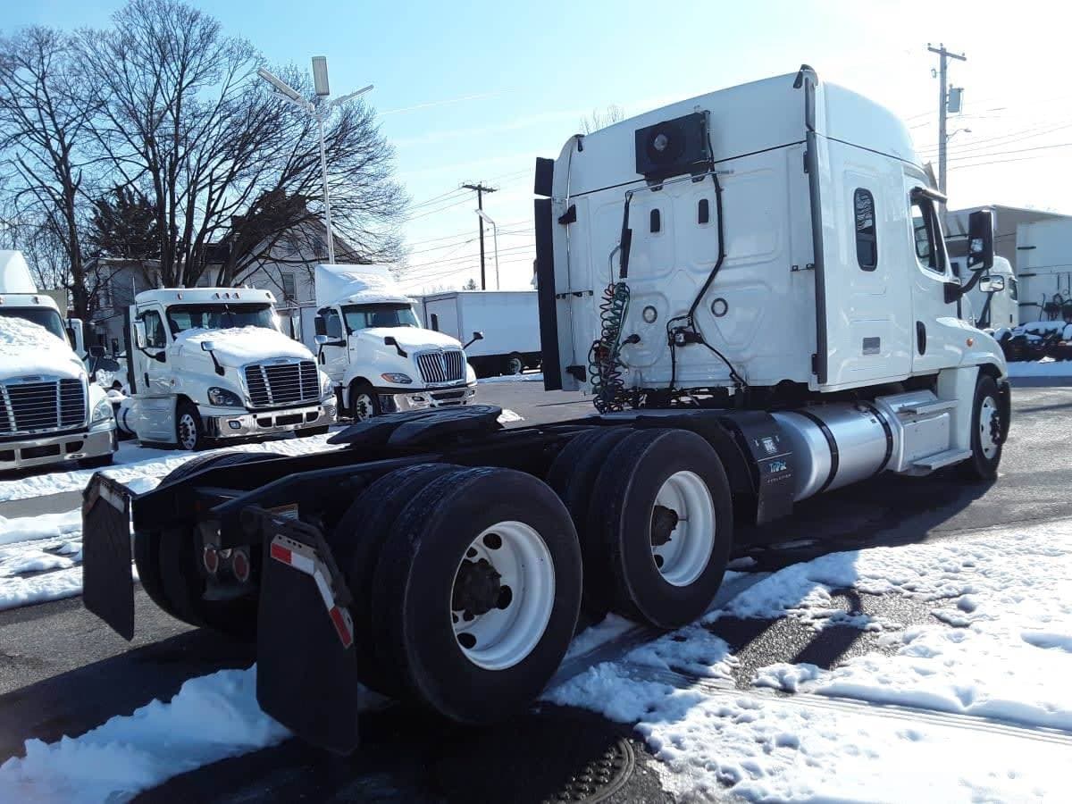 2020 Freightliner Cascadia 125 Sleeper Semi Truck - 72" Mid Roof Sleeper, 450HP, 10 Speed Manual image 4