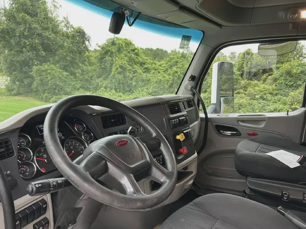 2022 Peterbilt 579 image 4