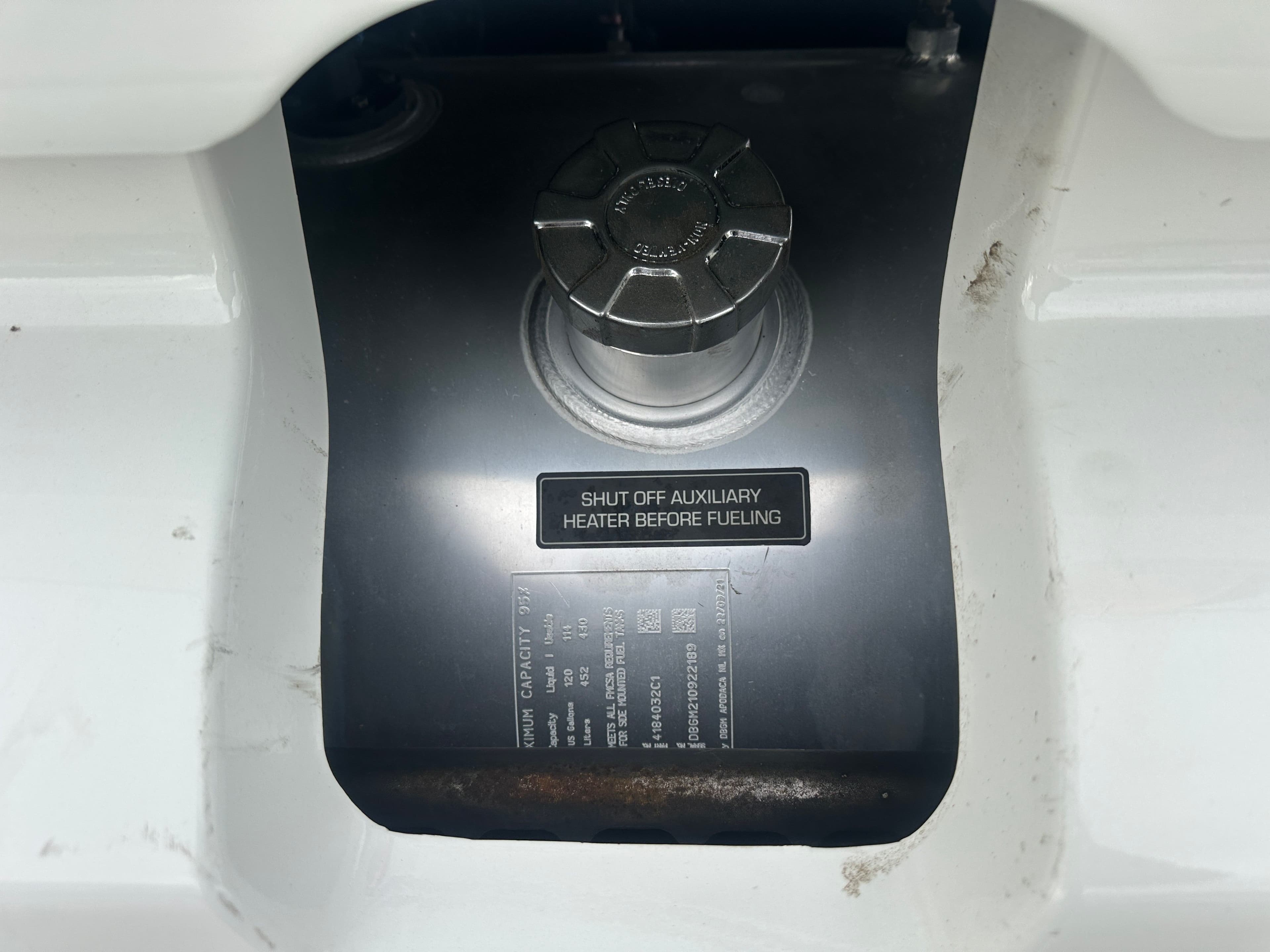 2022 International LT image 9