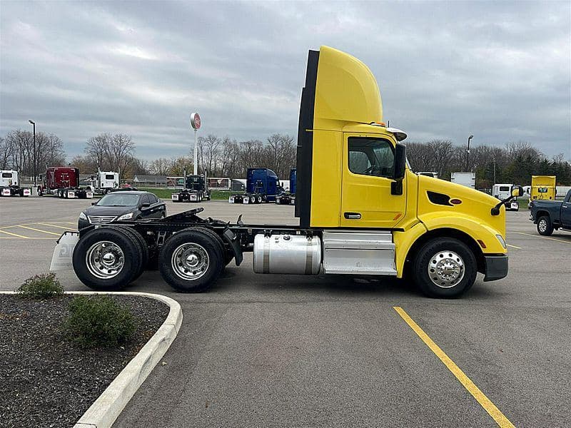 2021 Peterbilt 579 image 3