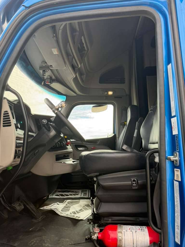 2023 Peterbilt 579 image 9