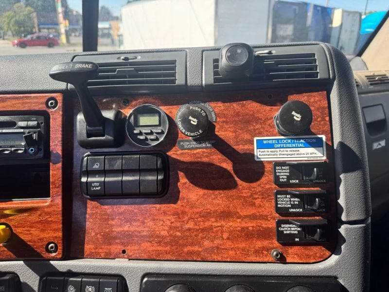 2016 Freightliner Cascadia image 31