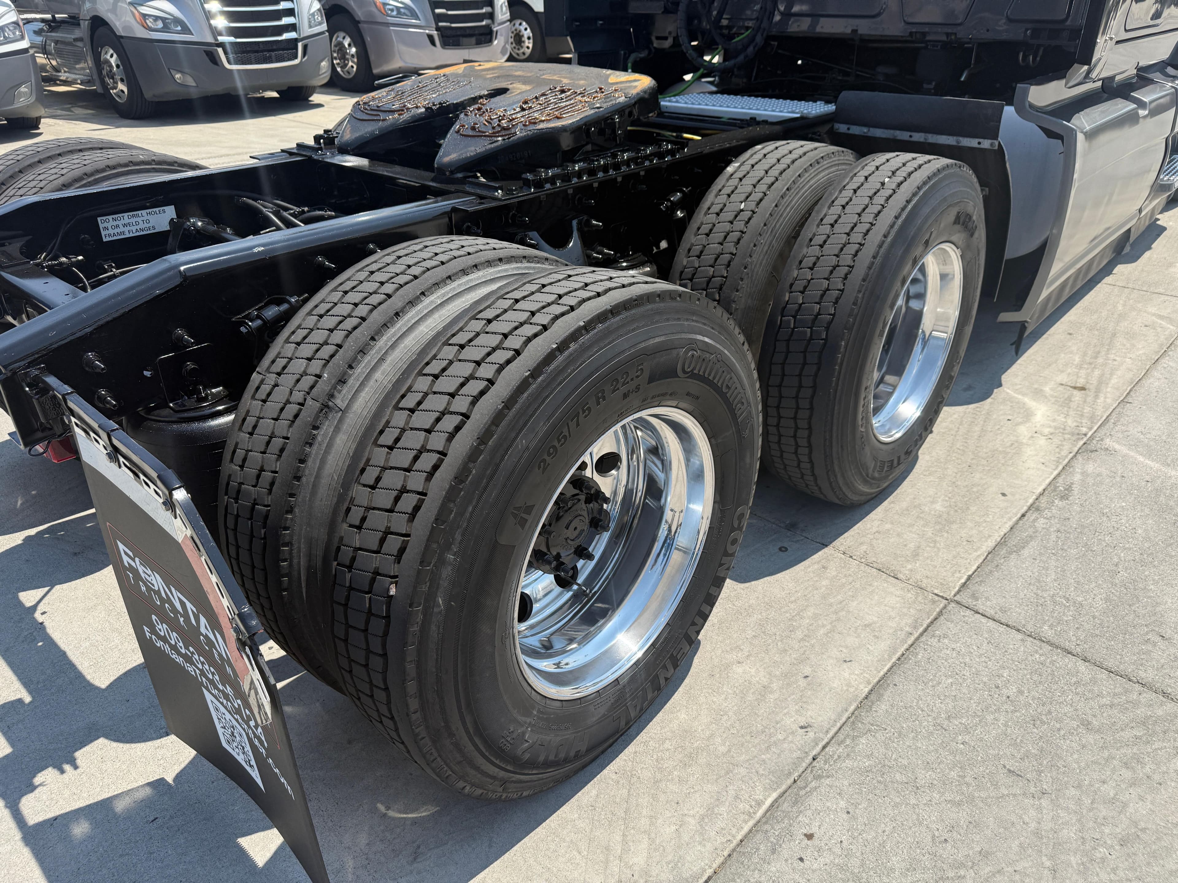 2021 International LT image 12