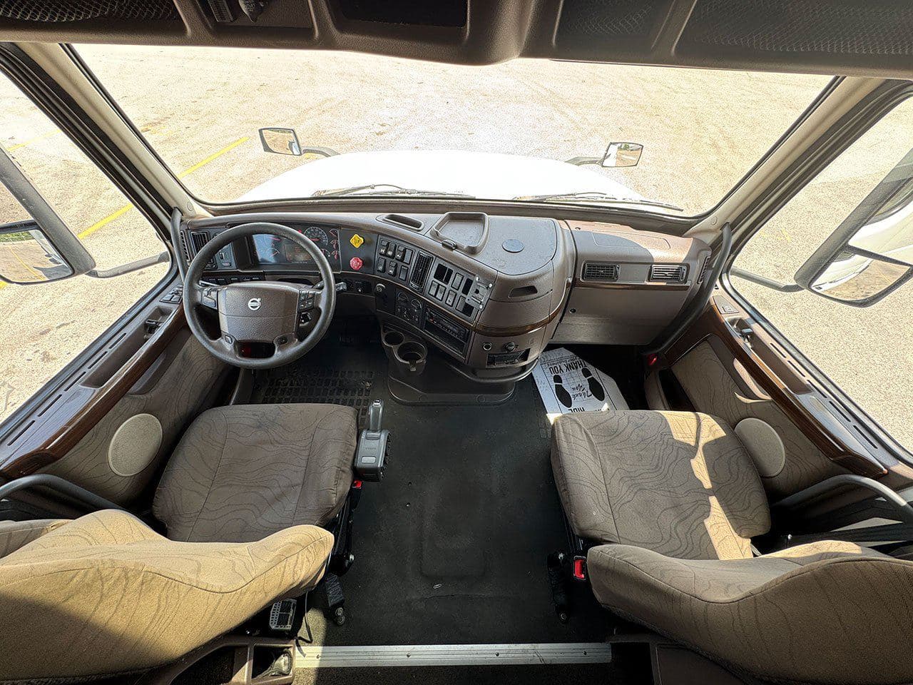 2016 Volvo VNL670 image 13
