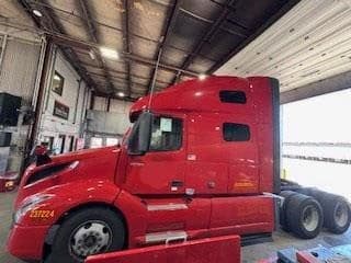 2023 Volvo VNL64T760 image 5