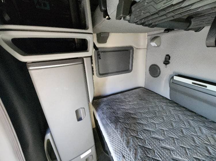 2022 Volvo VNL image 12