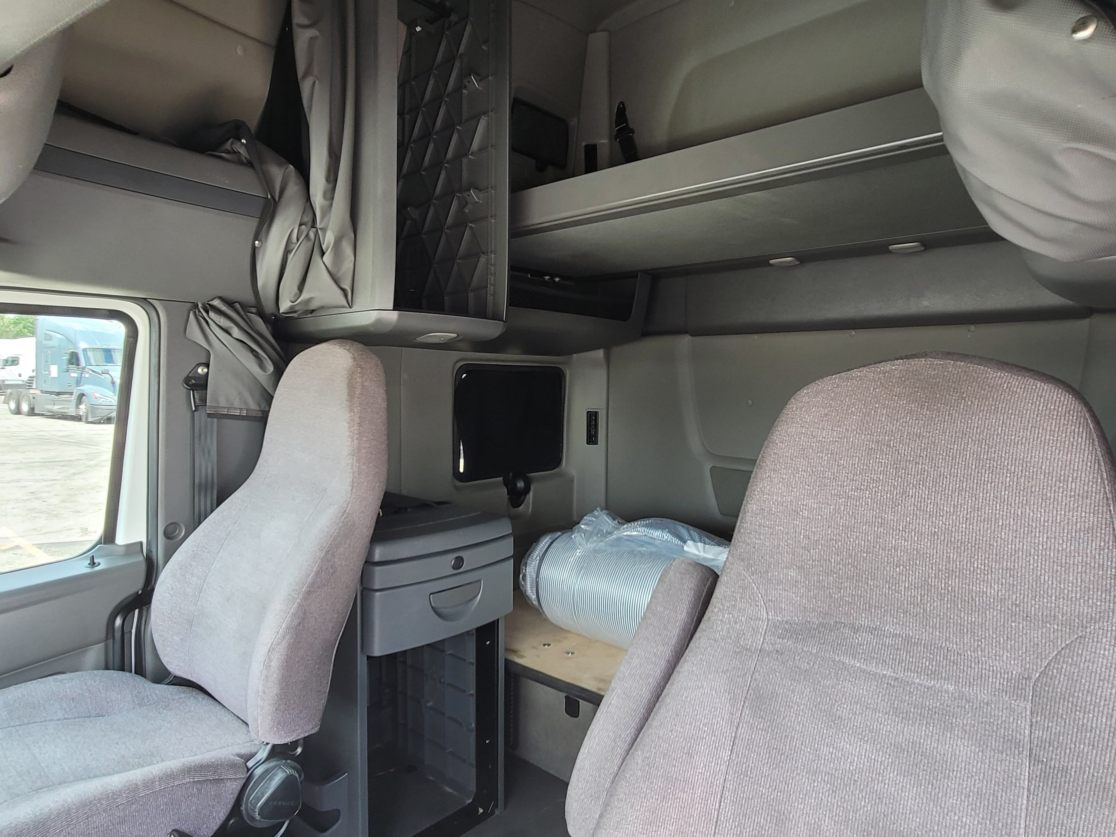 2022 International LT625 image 8