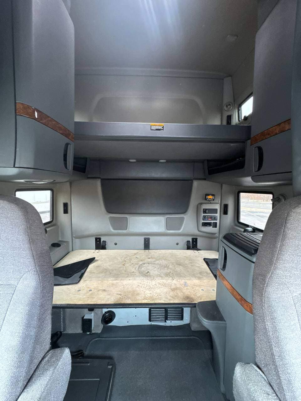 2022 International LT625 image 20