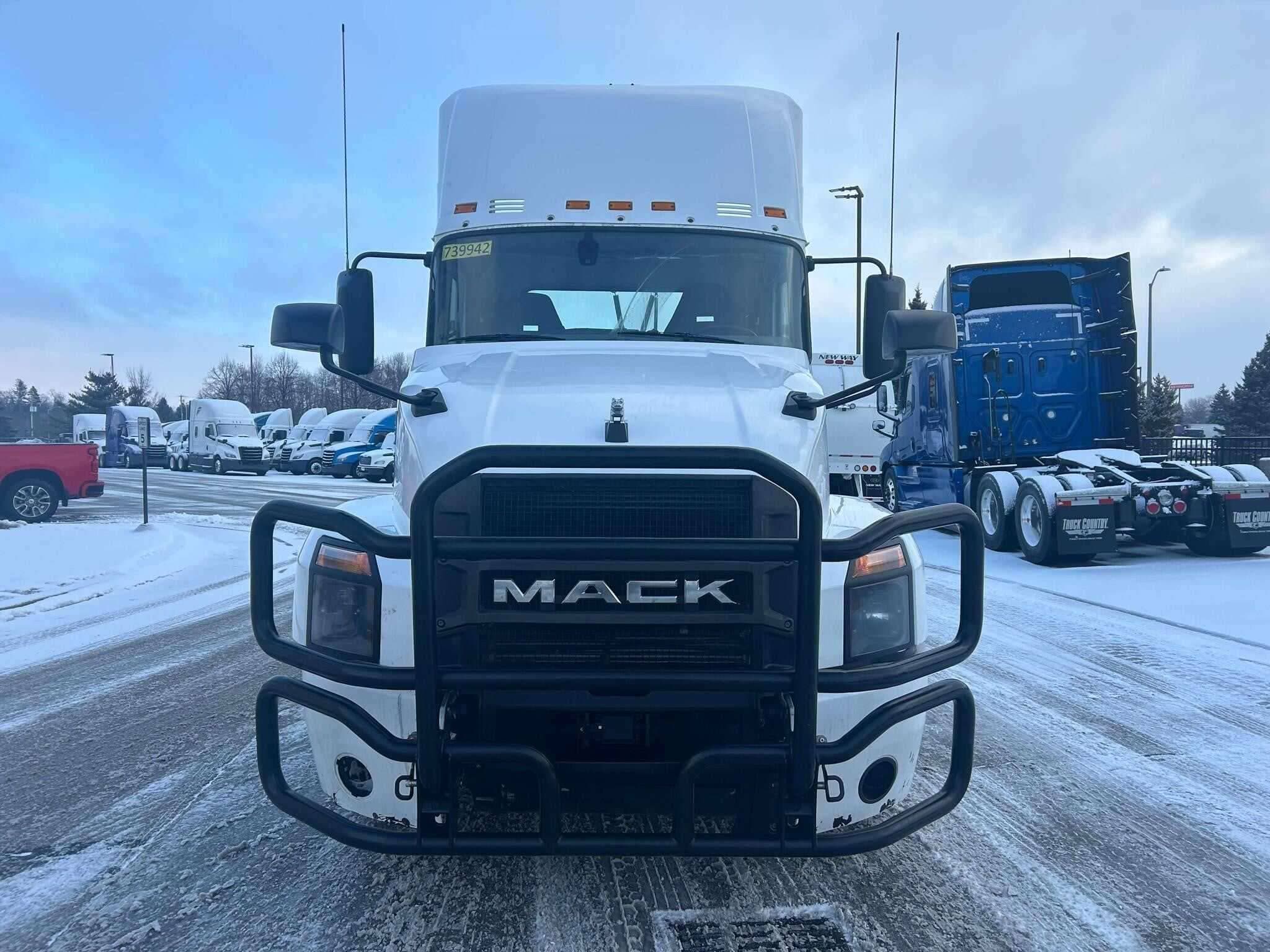 Used 2019 MACK ANTHEM Conventional - Day Cab in Oak Creek, WI image 4