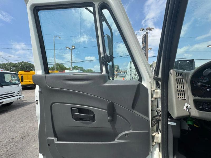 2017 International 4300 image 40