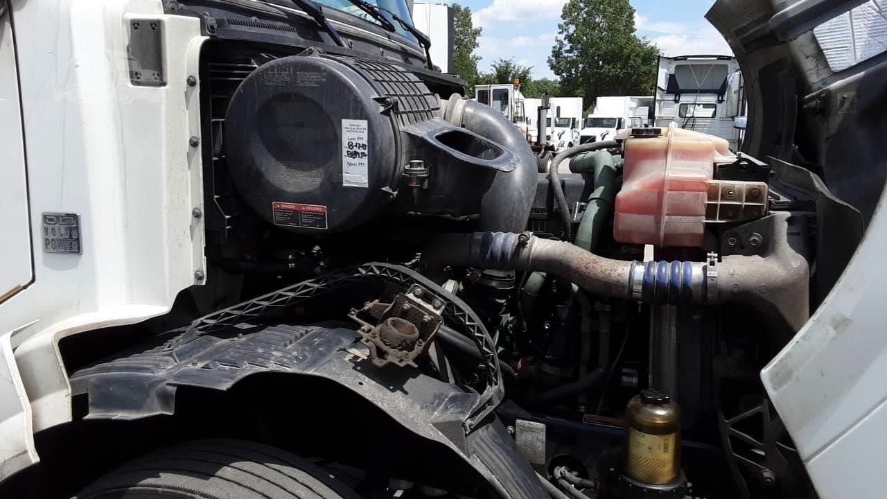 2017 VOLVO VNL64T300 image 10