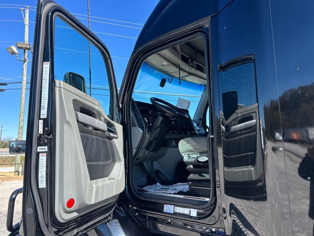 2021 Kenworth T680 image 9