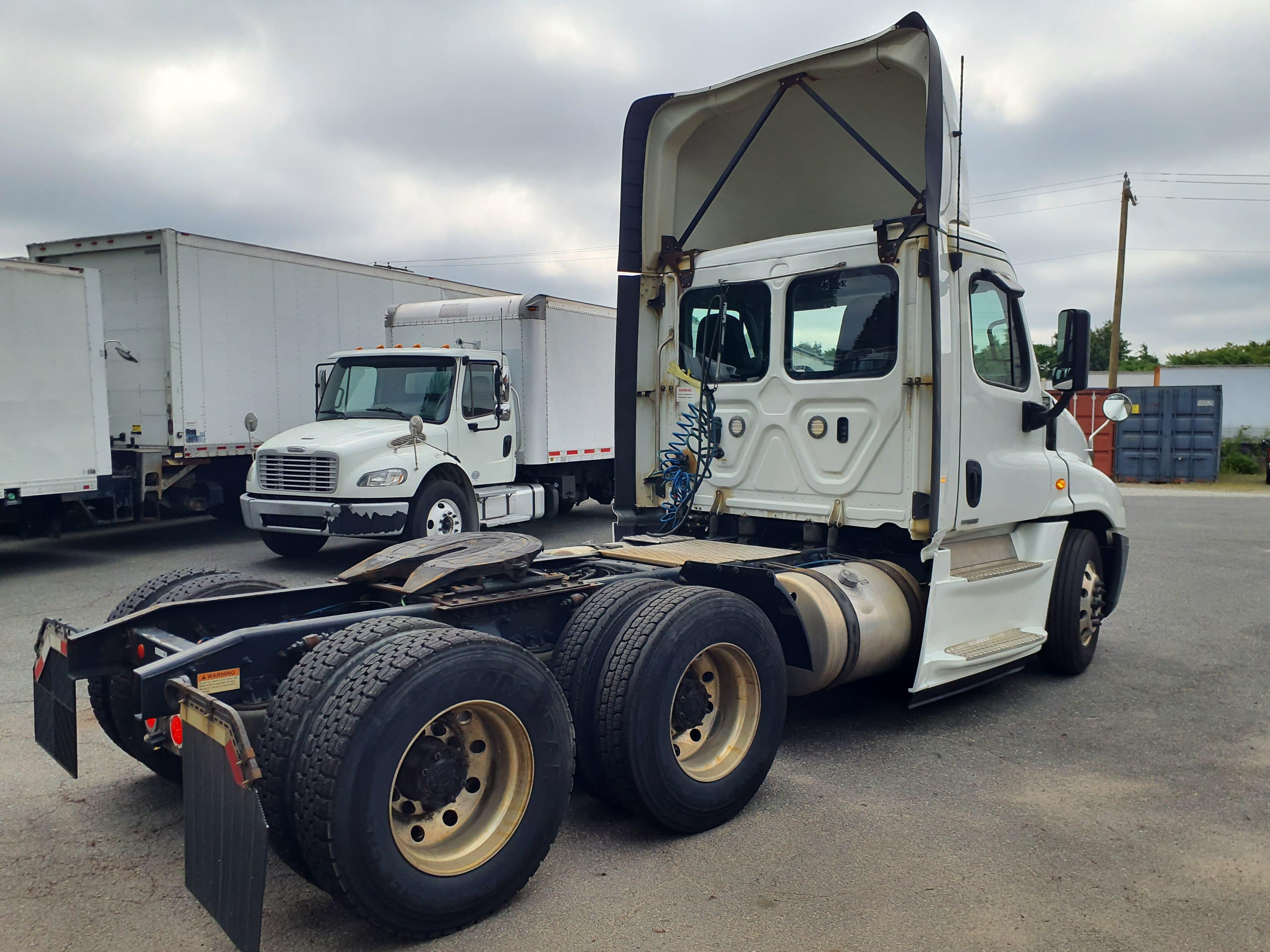 Used 2019 FREIGHTLINER Conventional - Day Cab - CASCADIA 125 image 5