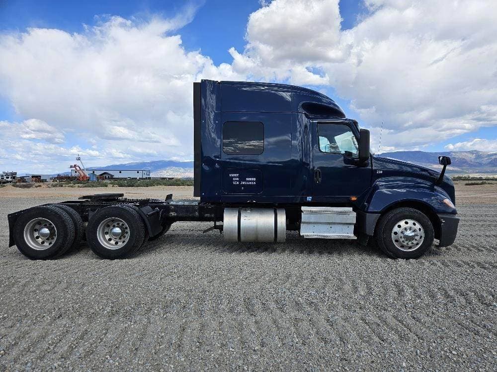 2018 International LT625 image 2
