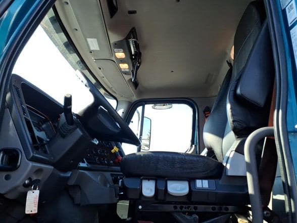 2023 Freightliner 114SD image 9