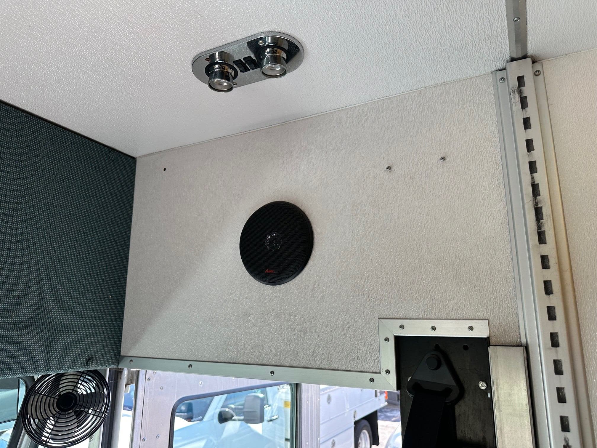 2002 WORKHORSE Step Van with Handicap Lift image 33