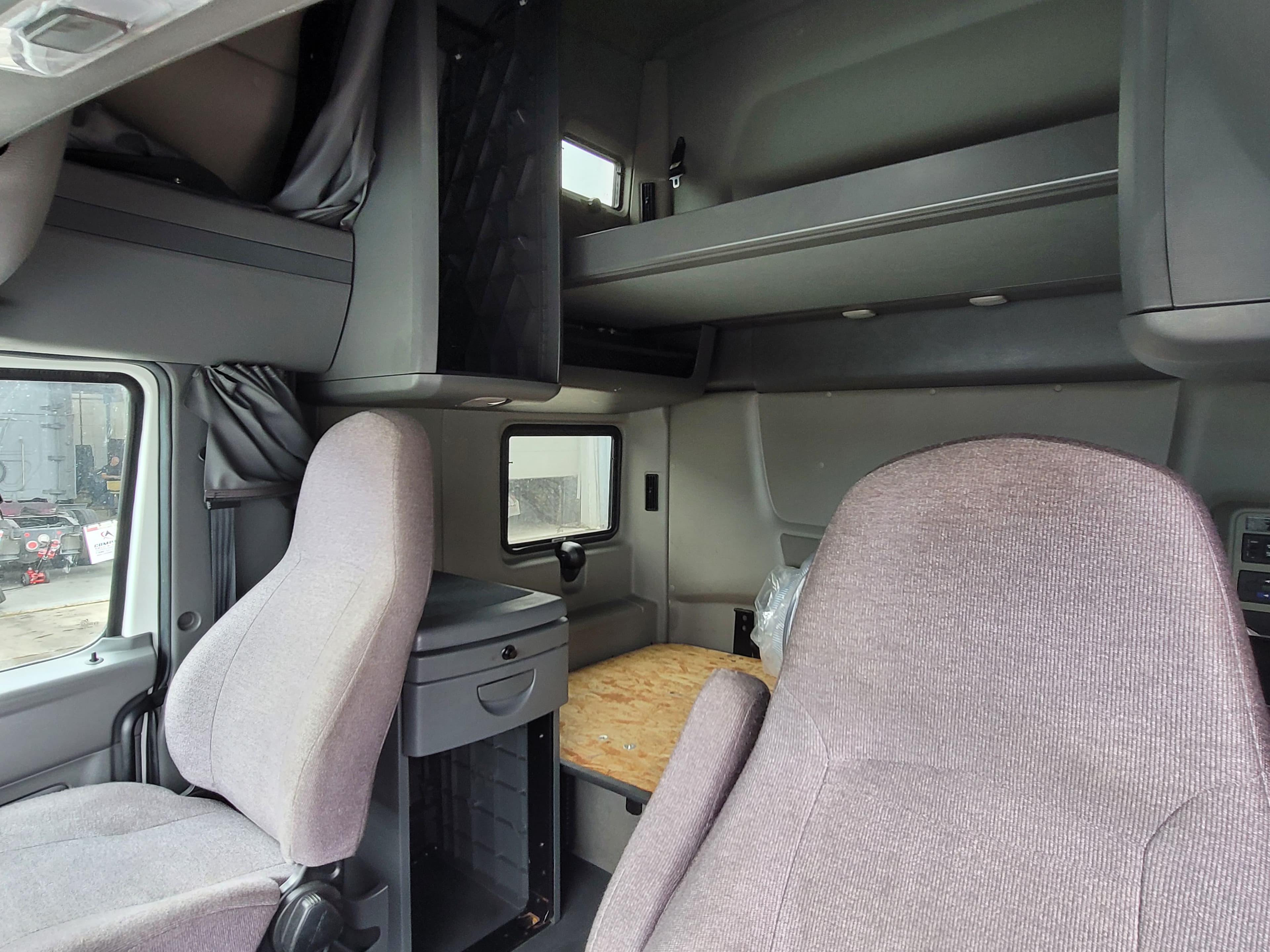 2022 International LT625 image 8