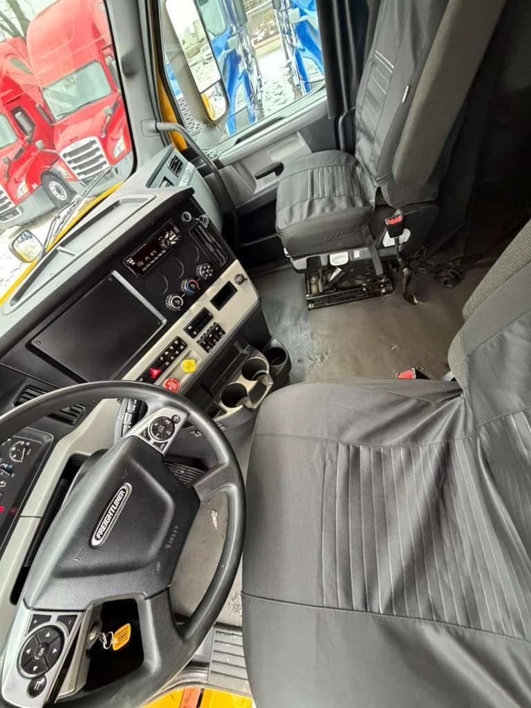 2022 Freightliner Cascadia image 11