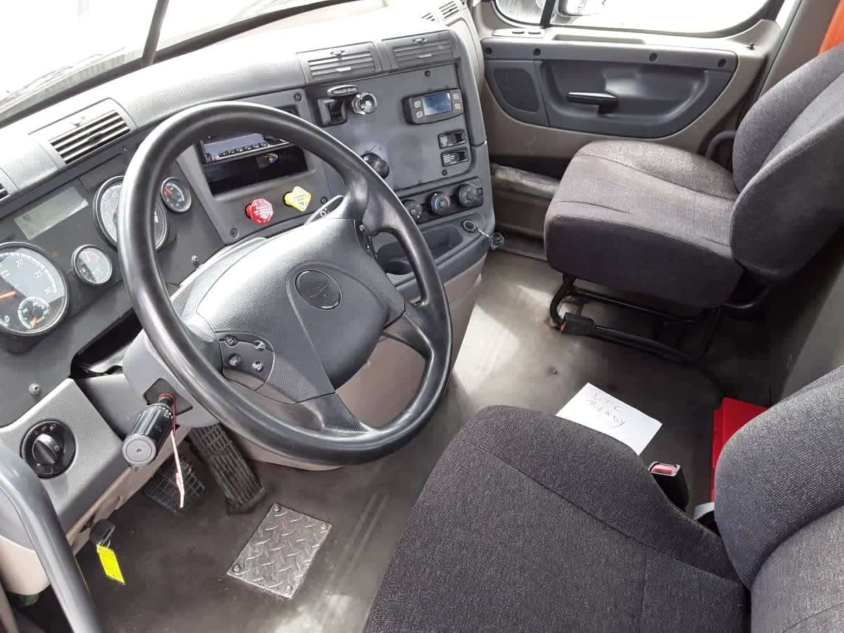 Used 2019 FREIGHTLINER Conventional - Day Cab - CASCADIA 125 image 4