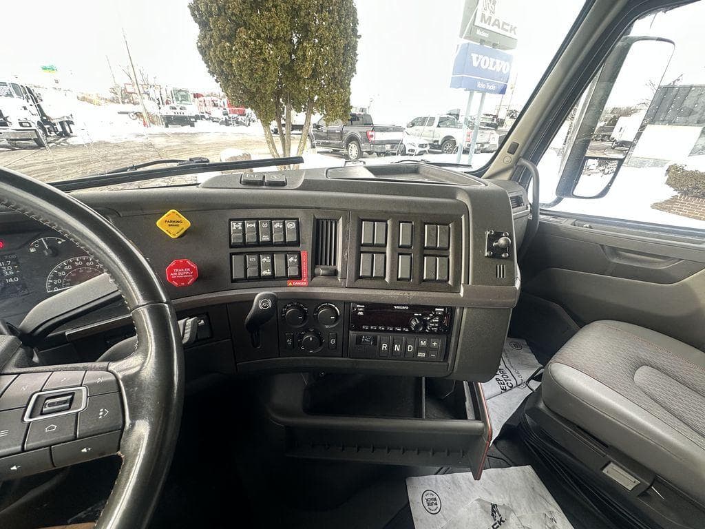 2021 Volvo VNL image 13
