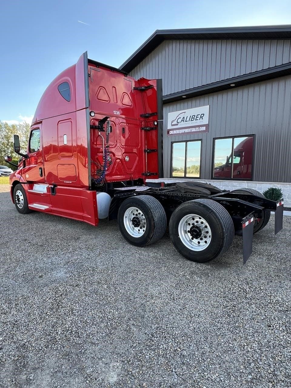 Used 2018 FREIGHTLINER Conventional - Sleeper Truck, Tractor - CASCADIA 126 For Sale image 9