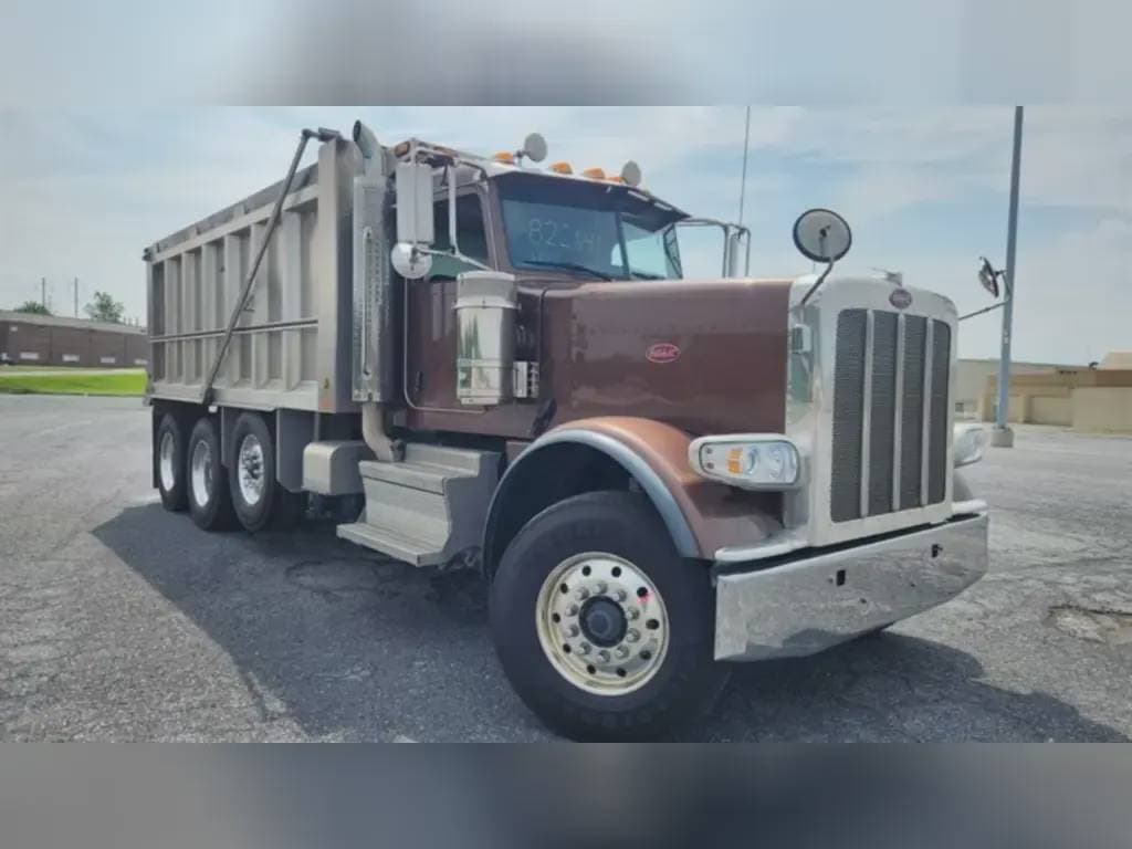 2023 Peterbilt 389 image 3