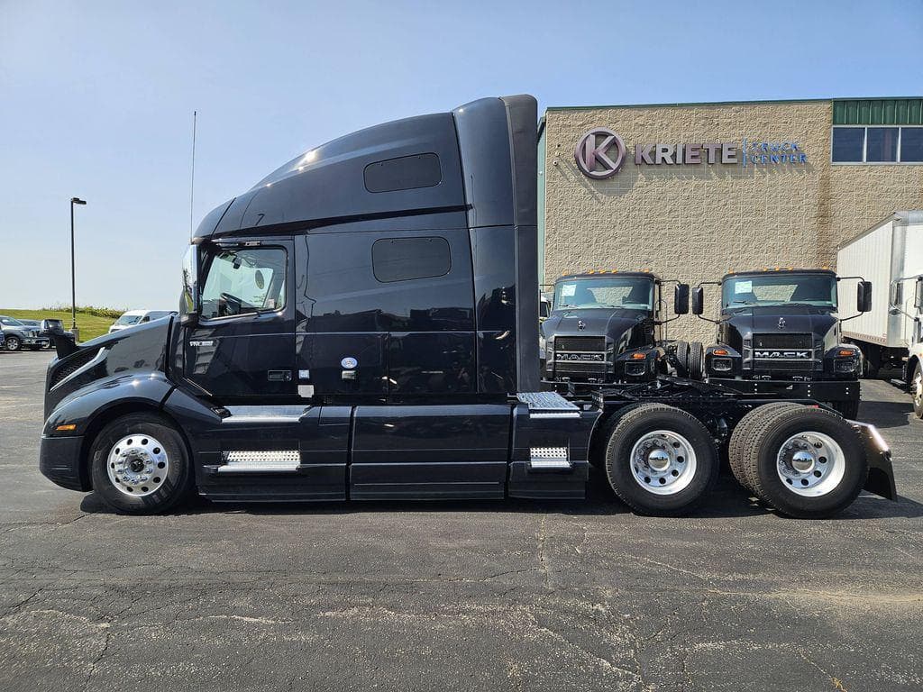 2023 Volvo VNL image 2