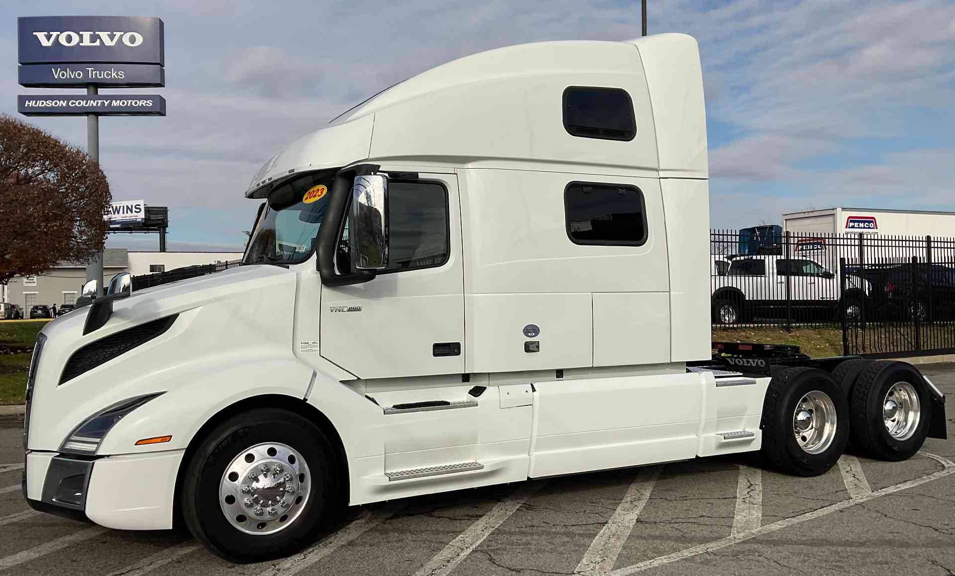 2023 Volvo VNL image 1