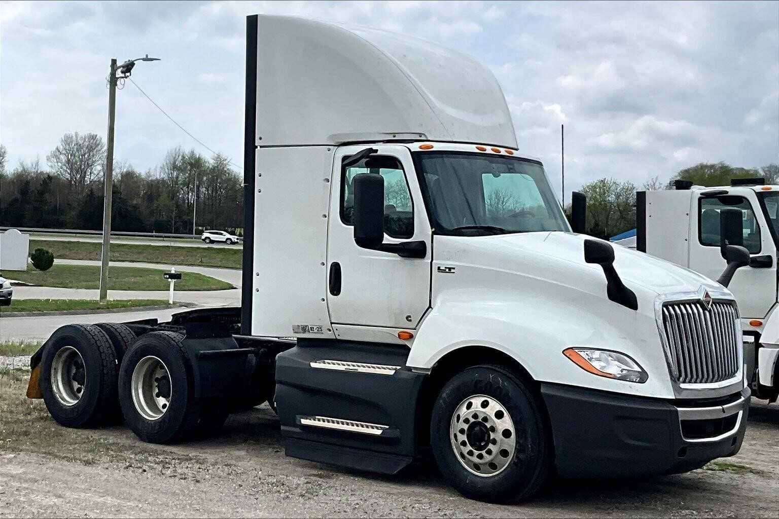 2021 International LT625 image 1