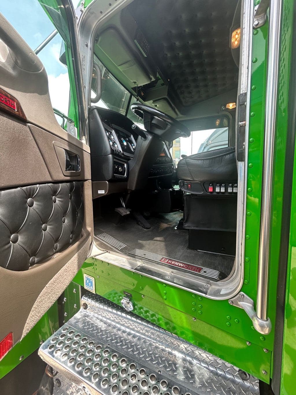 Used 2022 KENWORTH W900L image 8