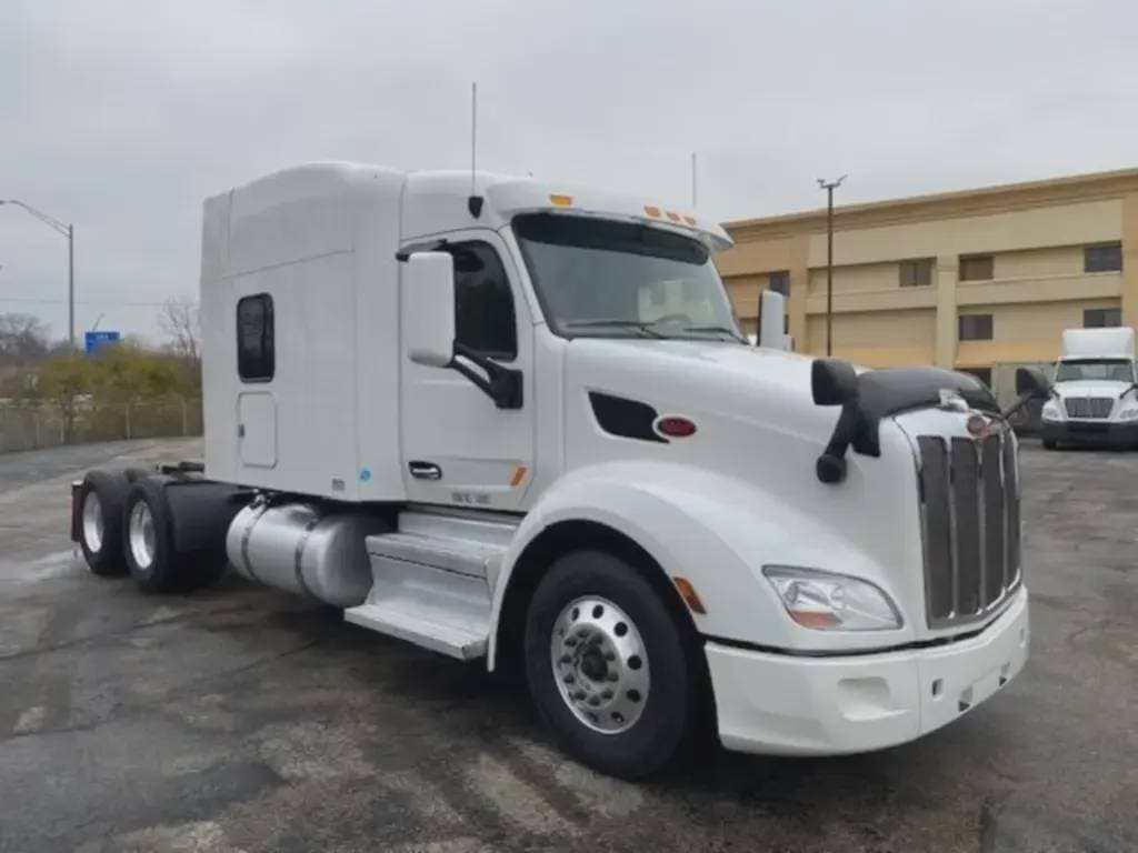 2022 Peterbilt 579 image 4
