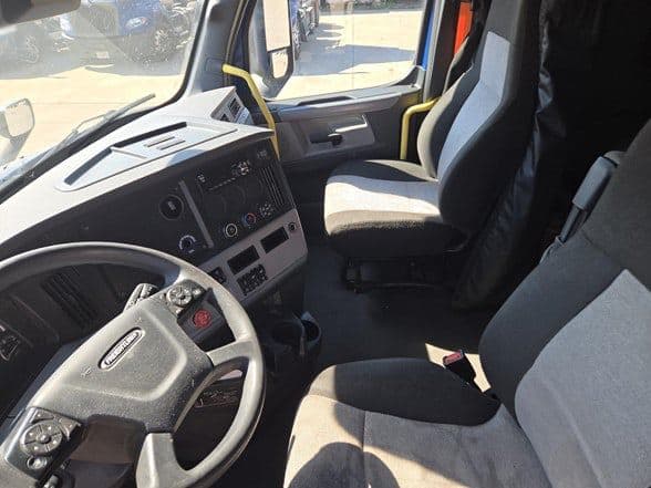 2021 Freightliner Cascadia 116 image 7