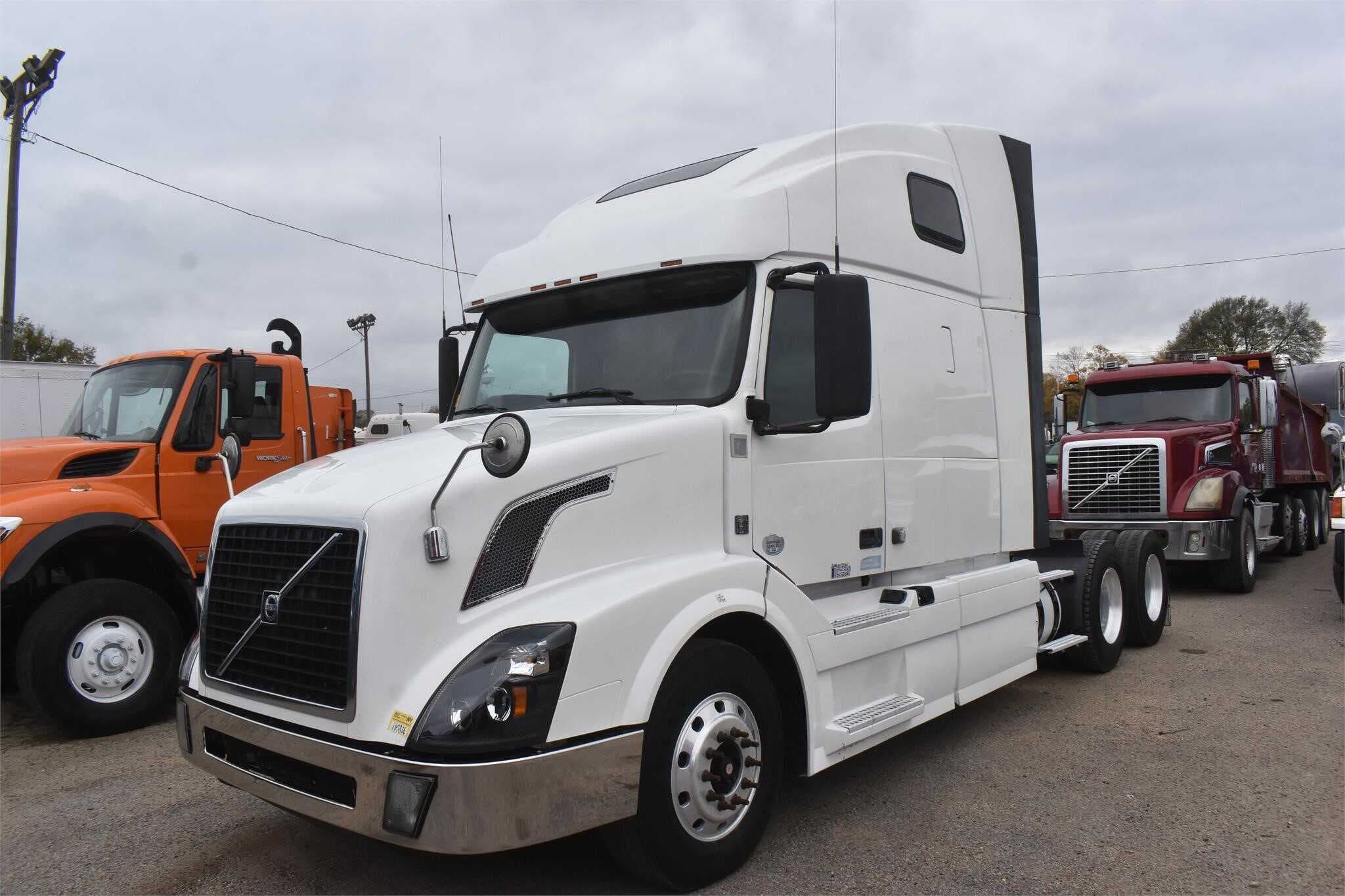 2012 Volvo VNL670 image 1