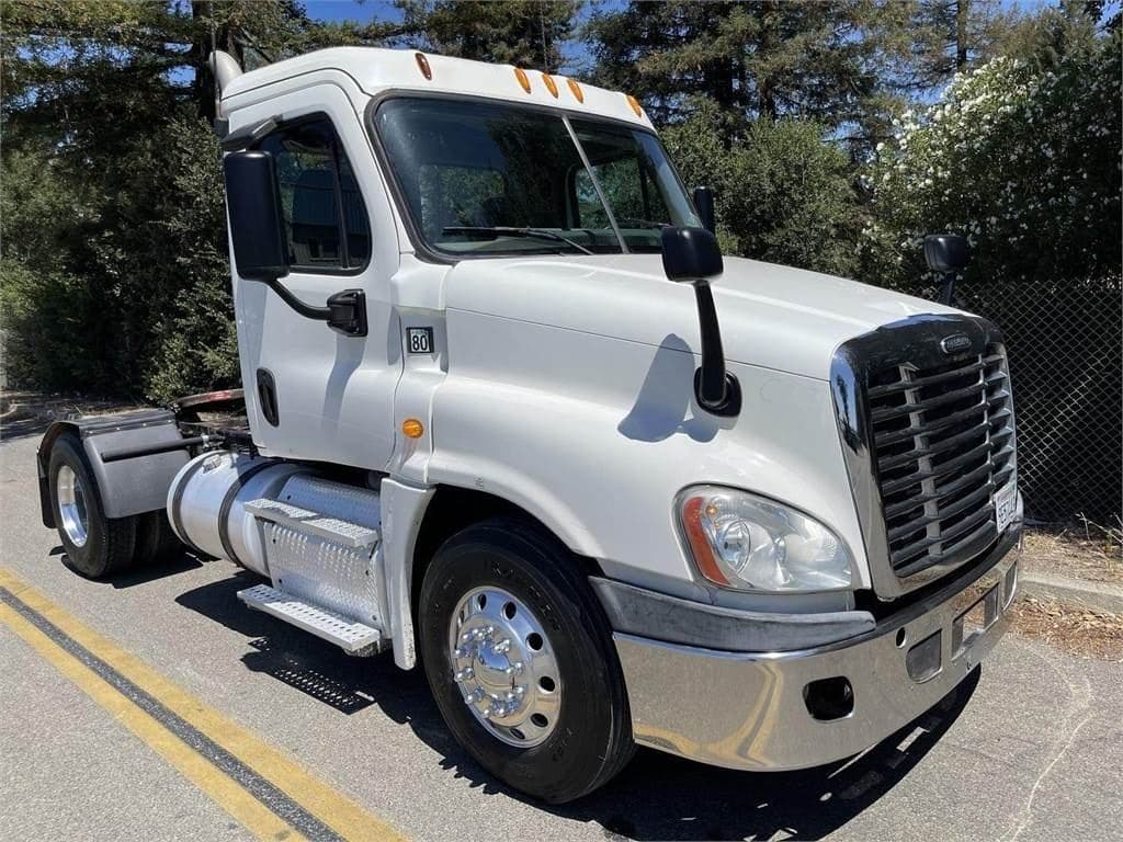 2013 Freightliner Cascadia image 2