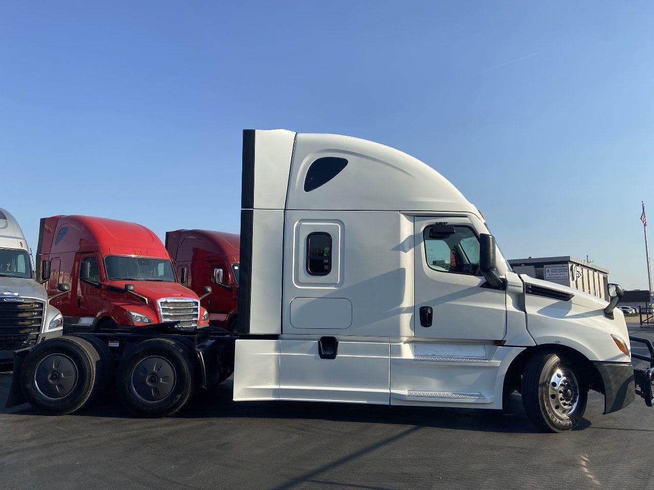 2021 FREIGHTLINER Cascadia CA126 Tandem Axle Sleeper image 3