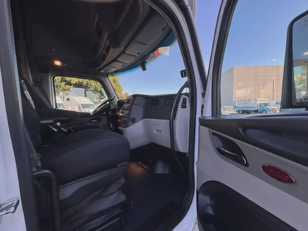 2022 Peterbilt 579 image 6