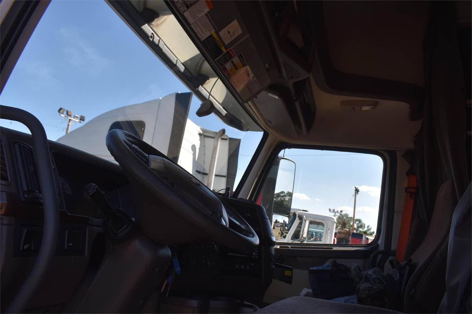 2016 Volvo VNL64T670 Sleeper Semi Truck  image 9